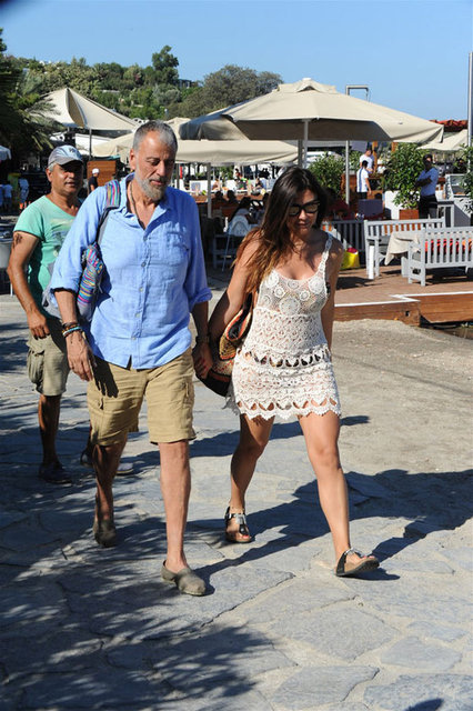 Hamdi Alkan, oyuncu eşi Selen Görgüzel ve çocuklarıyla haftasonu tatili için soluğu Bodrum'da aldı. -  