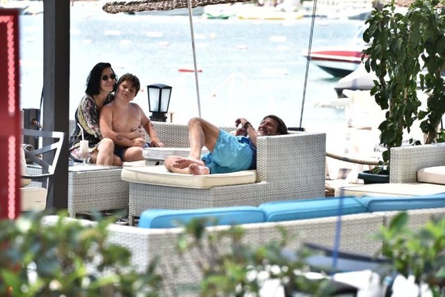 Nuri ALTUNTAŞ/HABERTÜRK MAGAZİNKaya Çilingiroğlu, oğlu Hüseyin Kaya ile Bodrum tatiline devam ediyor. 