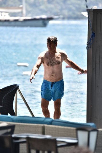 Çilingiroğlu denize girerken Tanyolaç oğluyla birlikte Türkbükü sahilinde yürüyüş yaptı. 