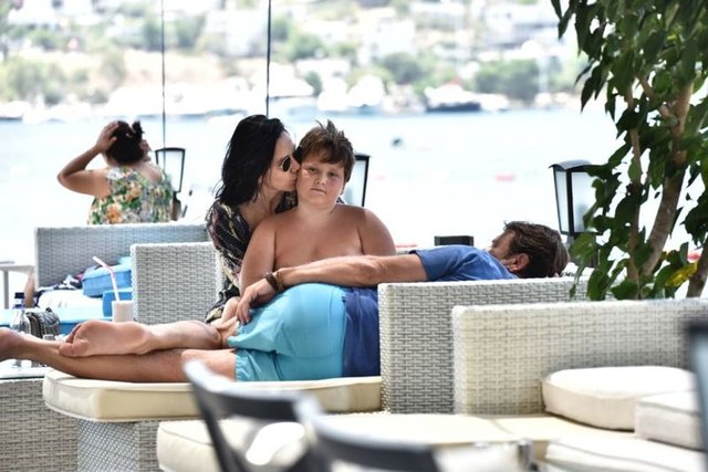 Baba oğulun tatiline önceki gün Çilingiroğlu'nun eski eşi Feraye Tanyolaç da dahil oldu. 