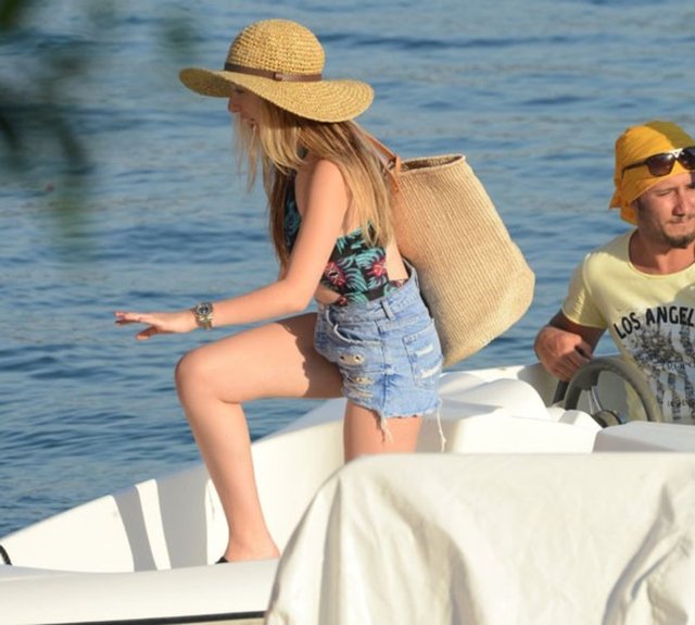 Hürriyet'te yer alan habere göre, önceki gün bir otelin iskelesinde görüntülenen Erbil, arkadaşlarıyla birlikte denize girdi.