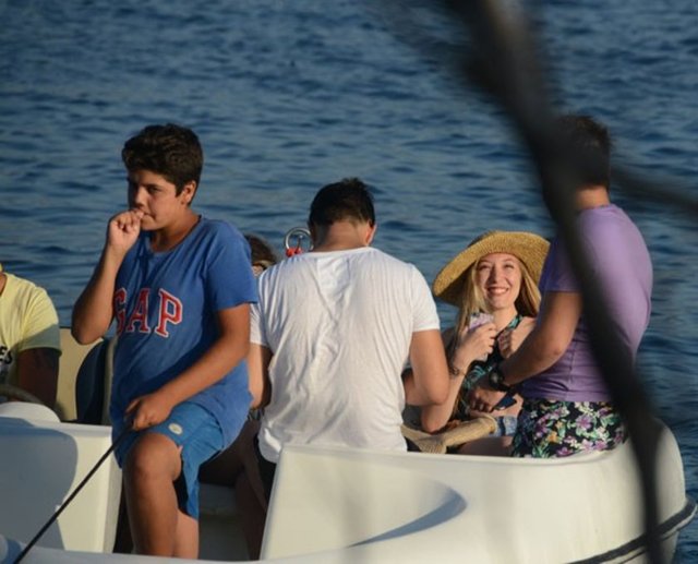 Gün boyu denizde eğlenen arkadaş grubu, tatilciler tarafından da ilgi odağı oldu.