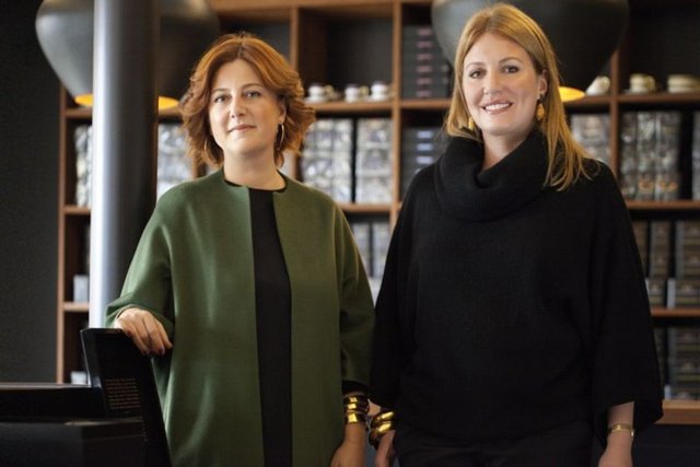 CAROLINE KOÇ, BANU YENTÜR