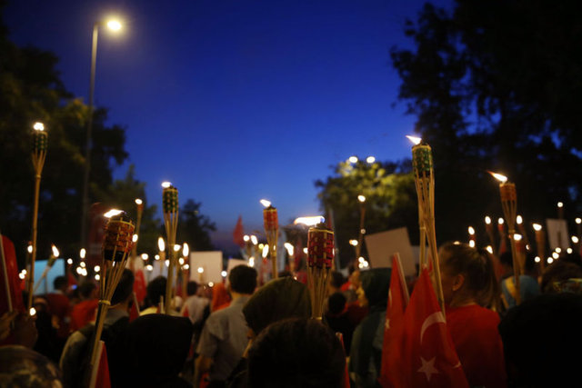 Bu nedenle Boğaziçi Köprüsü'nün bir süreliğine kapatılabileceği, burayı kullanacak vatandaşların alternatif güzergahlara yönelmesi uyarısında bulunuldu.