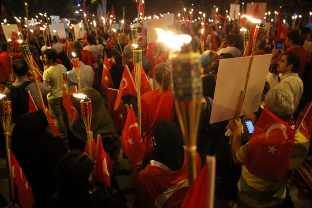Erdem Şahin / HABERTÜRK HABER MERKEZİ - 15 Temmuz darbe girişimine karşı saat 22.00'dan itibaren binlerce vatandaş Boğaziçi Köprüsü'nde 'darbeye hayır' demek için toplandı