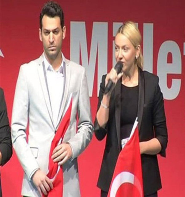 HABERTURK MAGAZİN - Arda Turan, Hadise, Murat Yıldırım, Rıdvan Dilmen, Gökhan Tepe ve Fettah Can'ın aralarında bulunduğu sanat ve spor dünyasının ünlü isimleri, darbe kalkışmasını protesto için Kısıklı'da düzenlenen 'Demokrasi Nöbeti' eylemine katıldı.