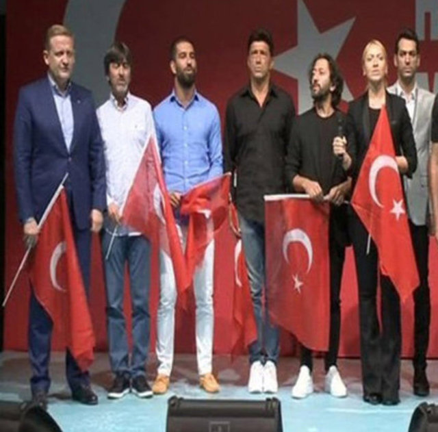 Murat Yıldırım ve Hadise, geç saatlere kadar tabure üzerinde oturarak nöbet tuttu.