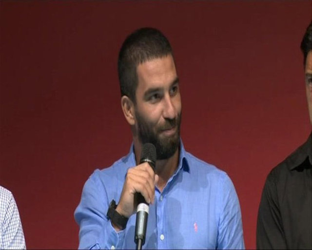 "AMCAM DA ORADA" - Milli futbolcu Arda Turan, "Amcam orada, 10 yaşındaki kardeşim orada, kundaktaki çocuk orada. Benim milletime yakışan budur" diyerek duygularını dile getirdi. Popçu Hadise ise "Çok zor bir dönem geçiriyoruz ama biz çok güçlü bir toplumun evlatlarıyız. Bunu da atlatacağız" dedi.