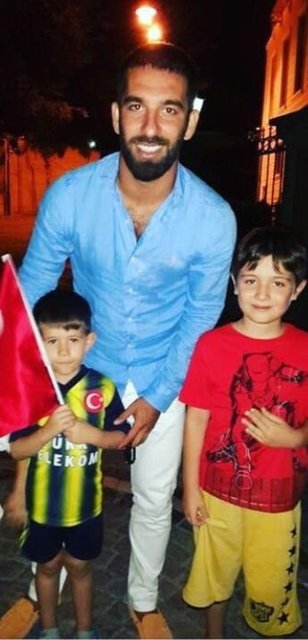 Arda Turan minik hayranlarıyla fotoğraf çektirdi.