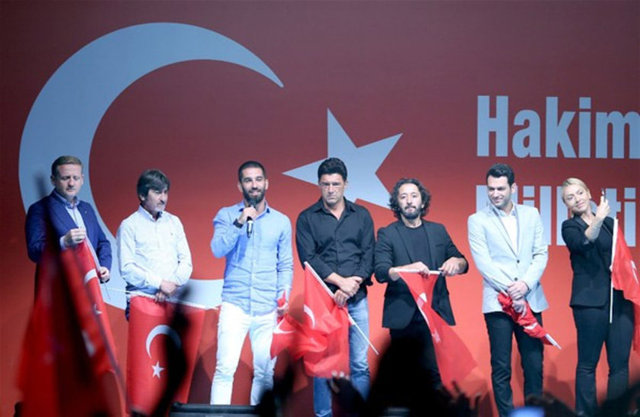 NÖBETE DEVAM - DARBE teşebbüsünün ardından meydanlardaki demokrasi nöbetleri devam ediyor. Önceki akşam Kısıklı'da düzenlenen eyleme ünlü isimler akın etti. Bayraklarla sahneye çıkan Arda Turan, Rıdvan Dilmen, Hadise, Fettah Can, Murat Yıldırım ve Hakan Ural, 'dimdik ayaktayız' mesajı verdi.