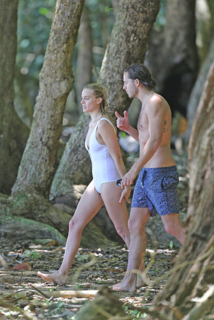 Sevgilisinin gözetiminde sörf yapan Robbie, defalarca tahtadan düşmesine rağmen dersi yarım bırakmadı.