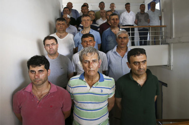 Fetullahçı Terör Örgütü'nün (FETÖ) üyesi Türk Silahlı Kuvvetleri (TSK) mensuplarının 15 Temmuz Cuma akşama başlattığı darbe girişimi engellenirken, ülke genelinde başlatılan soruşturmalar çerçevesinde, aralarında generallerin de bulunduğu çok sayıda asker yakalandı. Türkiye genelinde başlatılan soruşturmalar kapsamında bugüne kadar gözaltına alınan 125 general ve amiralden 119'u tutuklanırken 6'sı serbest bırakıldı. İşte yakalanan 125 general ve amirallerin tam listesi...