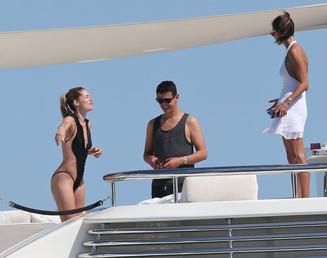 Kusursuz fiziğiyle tanınan 31 yaşındaki model, tasarımıyla dikkat çeken seksi mayosuyla tekne partisinin yıldızı oldu.