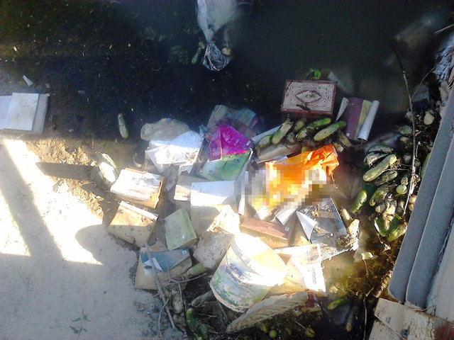 Sanayi sitesindeki esnaf Kuran-ı Kerim'lerin dereye yatağına atılmasına tepki gösterdi. (AA)