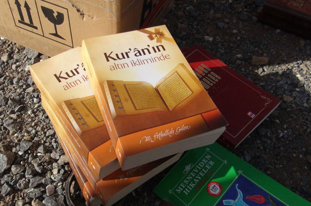 Durumu fark eden sanayi sitesi esnafının haber vermesi üzerine olay yerine giden polis ekipleri, dere yatağı kenarına atılmış 6 Kuran-ı Kerim ve terör örgütü elebaşına ait 500 civarında kitap buldu.