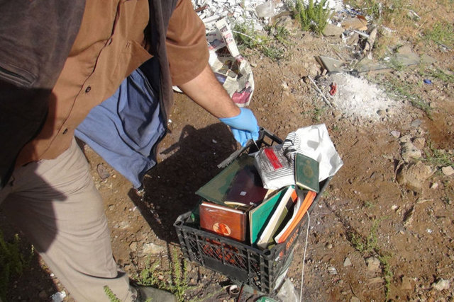 Çöpe atılan FETÖ kitaplarını inceleyen jandarma ekipleri kitapların yanındaki poşet ve FETÖ'cü öğretmenin görev kimliğinden yola çıkarak, sınıf öğretmenini kıskıvrak yakaladı.