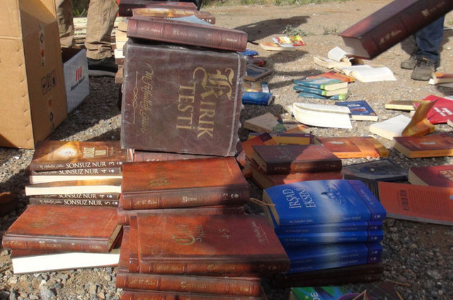 Olay yerinde yapılan incelemenin ardından toplanan kitaplar, kolilere doldurularak incelenmek üzere Tatvan Emniyet Müdürlüğüne götürüldü.Konuyla ilgili soruşturma başlatıldığı öğrenildi.