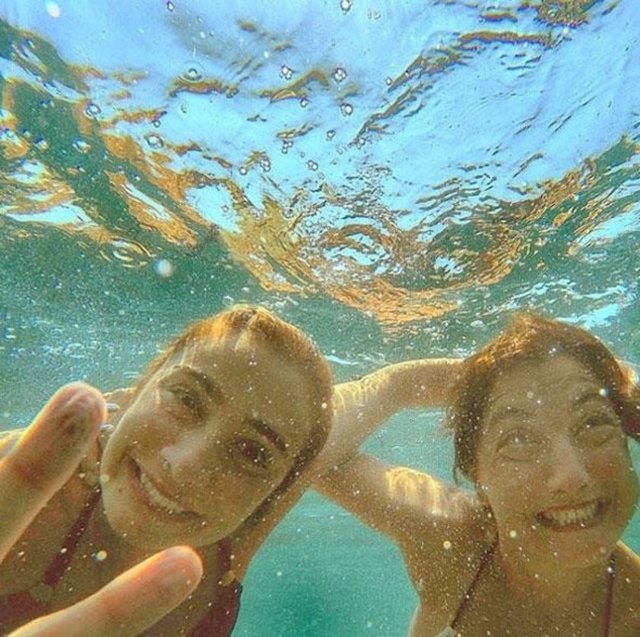 SILA GENÇOĞLUSuyun üstünde de altında da can dostum! Sudan çıkmak bilmemek, parmaklarıma bak heheheee...