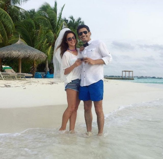 OSMAN AKÇAOyuncu Osman Akça geçtiğimiz günlerde Sema Şahingöz ile evlenmişti. Düğünün ardından balayı Maldivler'e giden mutlu çift sosyal medyadan bu fotoğrafı paylaştı.