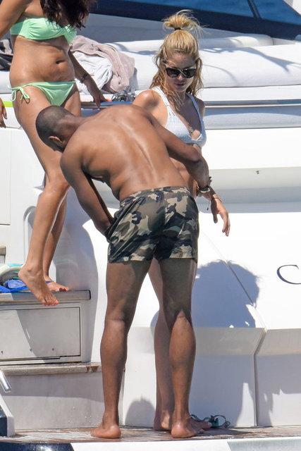 O sırada yanına giden kocası DJ Sunnery James, Kroes'un elinden güneş kremini alarak ona yardımcı oldu.