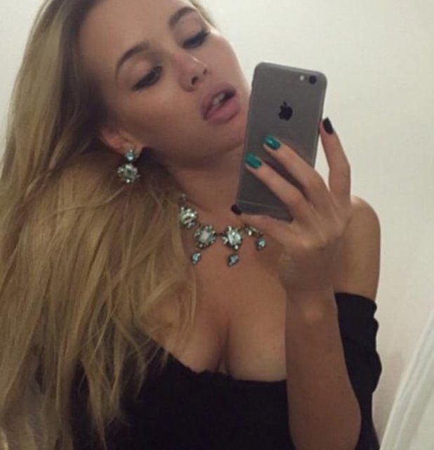 Ama bu arada paylaştığı pozları aşırı şekilde kışkırtıcı bulundu. Böylece Abramovich, Instagram'ın en çok tartışılan ünlülerinden biri haline geldi.