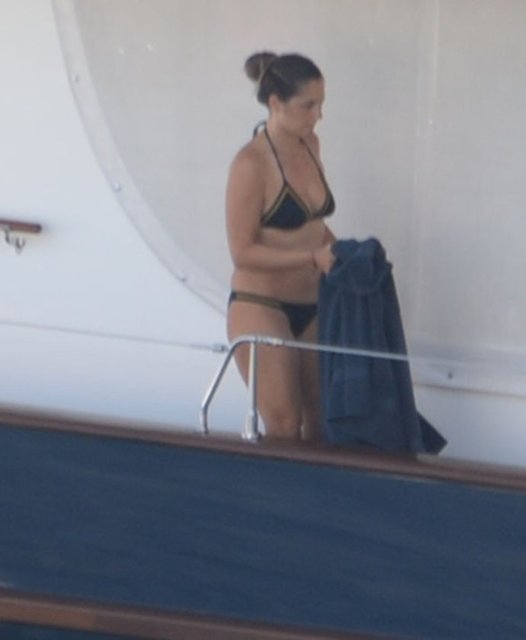 Geçtiğimiz günlerde Gümüşlük'te yürüyüş yaparken görüntülenen ikili, önceki gün ise Nil Karaibrahimgil tarafından teknede ağırlandı. Bu kez ikiliye Ayşe Kaya da eşlik etti. (Hürriyet)