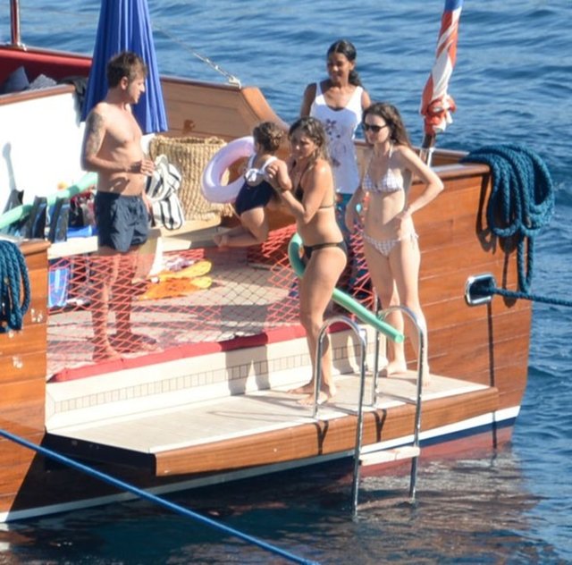 Teoman, geçen yıl boşandığı Ayşe Kaya'dan olan kızı Zeyno'yla Bodrum tatiline devam ediyor.