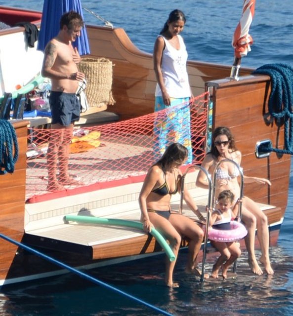 Birlikte Bodrum tatiline çıkan baba-kız, önceki gün ise Nil Karaibrahimgil'in teknesindeydi.