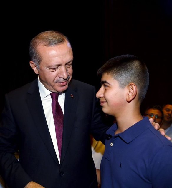 Cumhurbaşkanı Erdoğan gazi ve şehitlerin aileleriyle yakından ilgilendi. Gece boyunca gözyaşları sel oldu aktı.