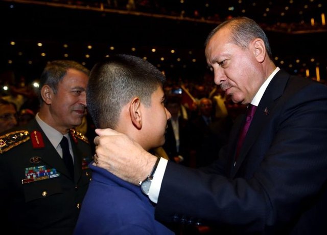 Astsubay Ömer Halisdemir'in oğlu ve eşi de Beştepe'deydi. Halisdemir darbe girişimi saatlerinde Özel Harekat Komutanlığı'nı işgal etmeye gelen darbecilerin başındaki Tuğgeneral Semih Terzi'yi vurmuş Terzi'nin yanındaki askerler tarafından şehit edilmişti. 