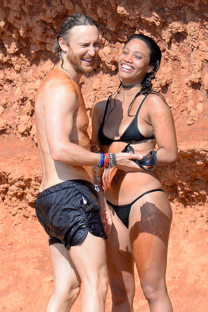 Gösteri dünyasının ünlülerinin akın ettiği Ibiza adasında çamur banyosu yapan David Guetta ve Jessica Ledon, zaman zaman romantik anlar da yaşadı.