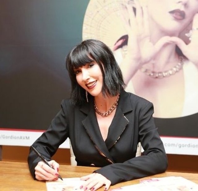 Yener, siyah düz saçlarıyla başladığı kariyerinde sonra sarışın oldu. Müzikal tarzını klasik poptan elektronik müziğe kaydırınca imajını da değiştiren şarkıcı, iddialı renkler denedi. Pembe, kırmızı ve turuncuya boyattığı saçlarınının modelini de sık sık değiştiren Yener, 2011'deki 'Teşekkürler' albümünde yeniden siyaha döndü.