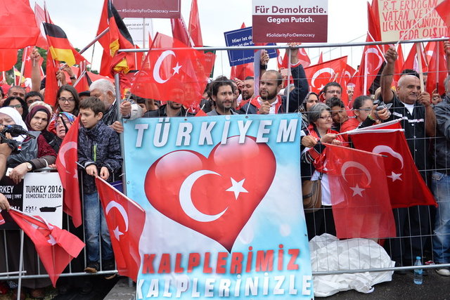 İstiklal Marşı ve Alman Milli Marşı'nın okunmasıyla başlayan 'Darbeye Karşı Demokrasi Mitingi'nde Cumhurbaşkanı Erdoğan'ın mesajı okundu. (AA)