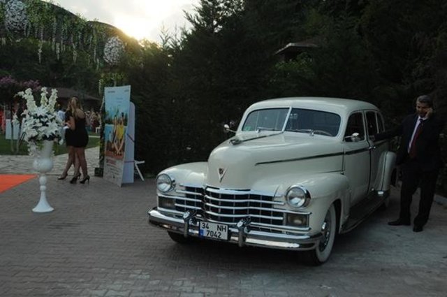 Burcu Biricik ile Emre Yetkin, mekana 1947 model Cadillac marka araçla geldi.