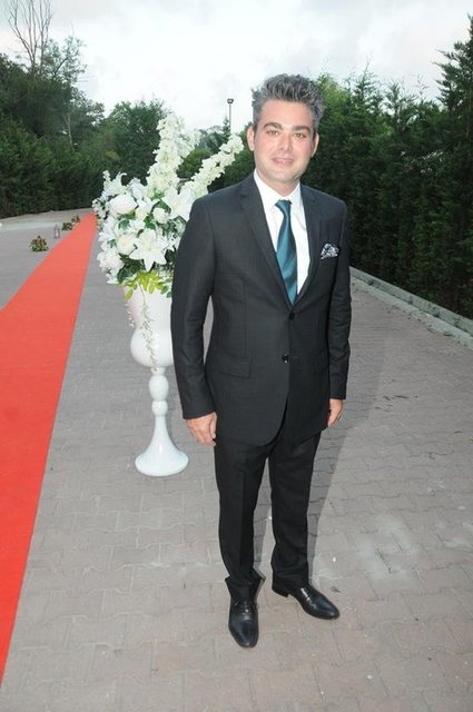 Sevgilisi Gizem Önen ile evlilik hazırlığında olan Murat Eken, düğüne tek başına katıldı.