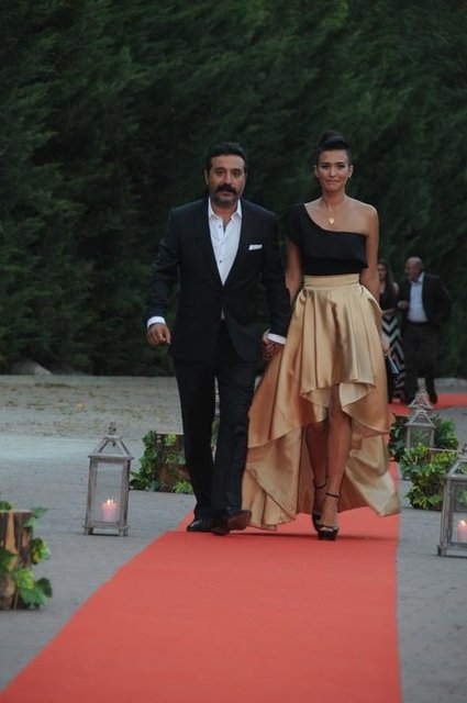 Mustafa Üstündağ, geceye eşi Ecem Üstündağ ile geldi.