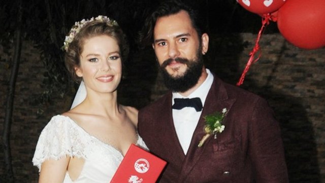 Burcu Biricik, uzun süredir birlikte olduğu reklamcı sevgilisi Emre Yetkin'le evlendi.