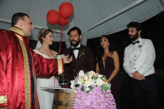 Hürriyet'in haberine göre; Bahçeköy'de gerçekleşen kır düğününe çiftin ailesi ve yakın dostları katıldı. Muhabirlerle ayaküstü sohbet eden çift, balayını Endonezya'nın Bali Adası'nda geçireceklerini açıkladı.