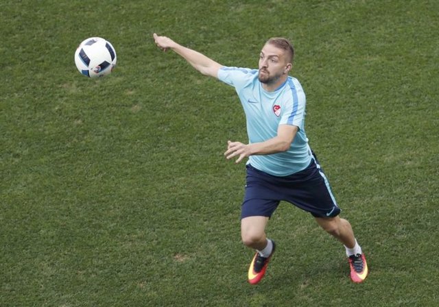 Geçtiğimiz nisan ayında adı oyuncu Şükran Ovalı ile aşk dedikodularına karışan yıldız futbolcu Caner Erkin artık aşkını saklamıyor.