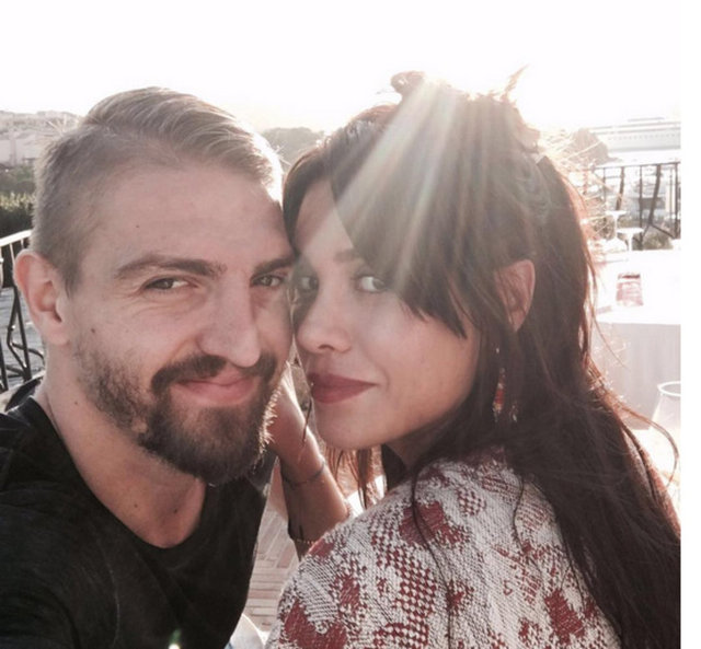 "Son zamanlarda hakkımda çıkan haberlere sessiz kaldım.Söz konusu olan hislerimdi,sizde hakverirsiniz ki hassas bir konu evet uzun zamandır dilediğim,beklediğim şeyi yaşıyorum o yüzden çok mutluyum.. Sonunda sevdiğim,aşık olduğum kadınlayım.Bana inandığı için şanslıyım ve heyecanlıyım.Hayatımı onunla geçirmek istiyorum.Ortada bir yalan yok.İlişkimiz yoktu. Ama şimdi var bu süreçte birbirimizi tanıyıp mutlu olmak istiyoruz.Herkesin saygı gösterip,hassas davranmasını bekliyorum..."