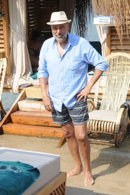 Nuri ALTUNTAŞ / HABERTÜRK MAGAZİN - Önceki gün Yalıkavak'ta görüntülenen ünlü yönetmen, denize girmek yerine eşini izlemeyi tercih etti.