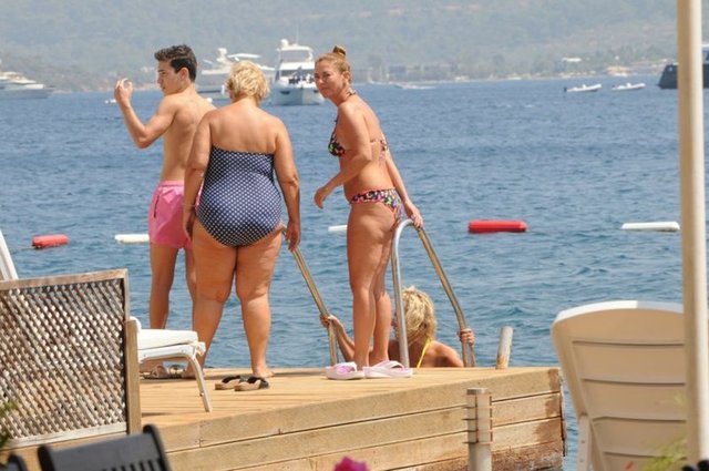 Gün boyu denizin tadını çıkaran Uslu, fotoğraflarının çekildiğini fark edince objektiflere gülümsedi.