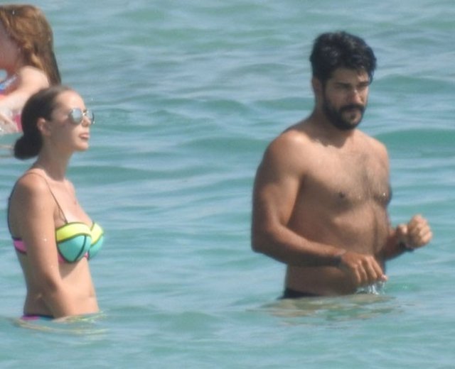 İkilinin deniz keyfi objektife böyle yansıdı. (Hürriyet)