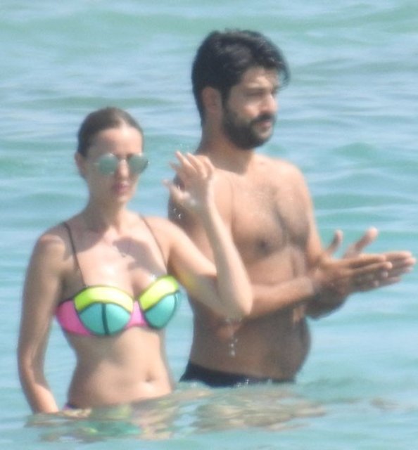 Alaçatı'ya geldikleri günün ertesinde ilk olarak baş başa kahvaltı yapan çift, ardından bir beache geçti.