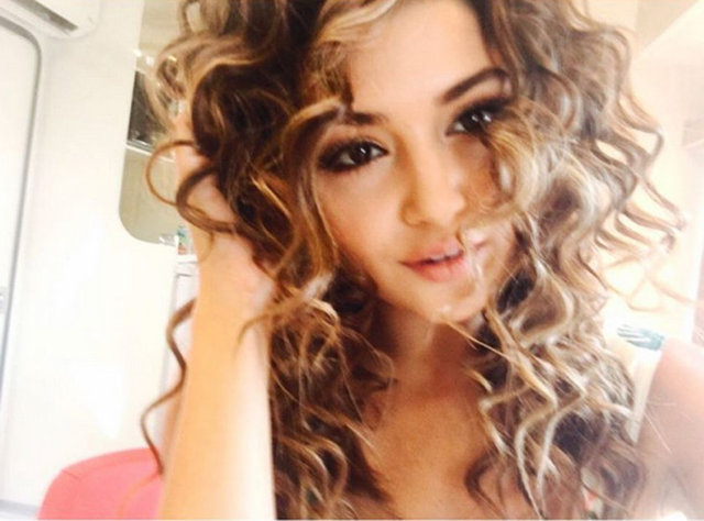 Bu paylaşımda güzel oyuncunun saç rengini değiştirdiği ve kıvırcık yaptırdığı görüldü. Erçel'in bu fotoğrafı yaklaşık 220 bin beğeni aldı.