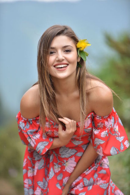 Güzel oyuncu yeni imajını Instagram hesabından takipçileriyle paylaştı. 