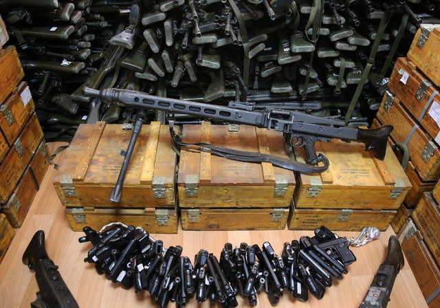 Üsküdar bölgesinde ele geçirilen 22 adet tank ve 22 adet zırhlı personel taşıyıcı ise daha önce TSK'ya teslim edilmişti. (AA)