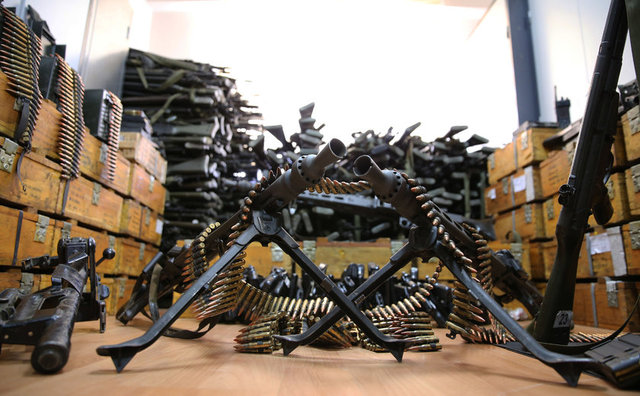 Tank ve zırhlı personel taşıyıcılardan alınan bu silahlar arasında HK33 piyade tüfeği ve MG3 ağır silahların balistik incelemesi tamamlanırken, diğer silahlar vücut ve parmak izi ile balistik inceleme yapılmak üzere burada bekletiliyor.