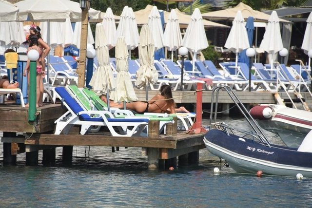 Erken saatlerde annesi ve arkadaşlarıyla kahvaltı yapan Krause, ardından kendisini serin sulara bıraktı.