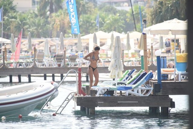 Bir süre deniz keyfi yapan sunucu, daha sonra gün boyu güneşlendi.